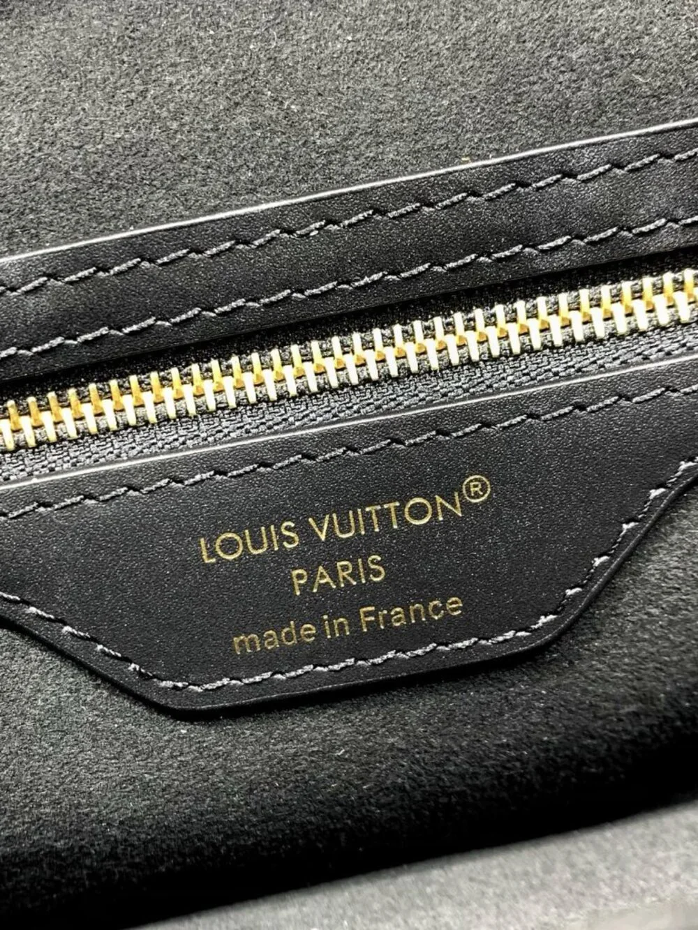 Louis Vuitton. dimensions 29